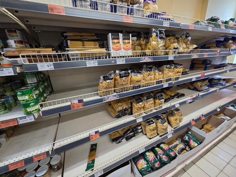 Напівпорожні полиці в магазинах