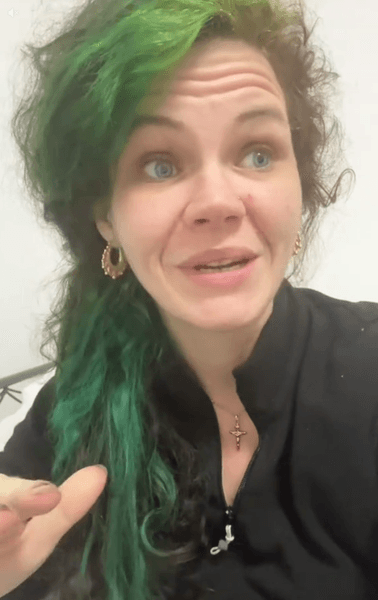 Жінка із зеленим волоссям і сережками розповідає в TikTok про покинутий готель у Блекпулі