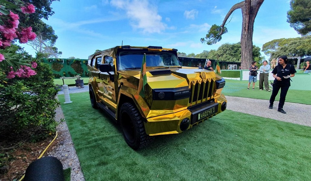 Позашляховик повністю позолочений