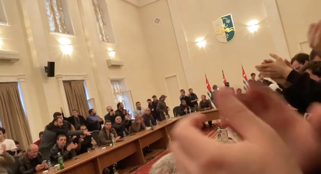 Мітингувальники в парламенті Абхазії в Сухумі Абхазія новини, Абхазія це, Абхазії, Абхазія протести, президент Абхазії, Абхазія війна, Абхазія зараз, Абхазія сьогодні, абхази, abkhazia, протести в Абхазії, що відбувається в Абхазії