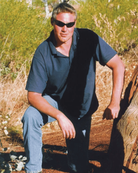 Рікі Мегі в пустельній місцевості, де він колись провів 71 день на самоті