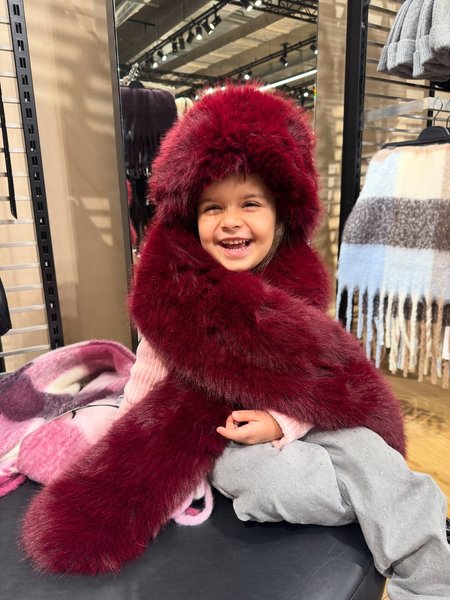 Мія, донька співачки Liya Li