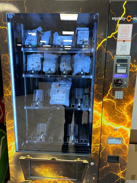 Вокзал, торговий автомат на вокзалі, загадковий автомат, азарт, забуті речі, камера схову, купівля наосліп