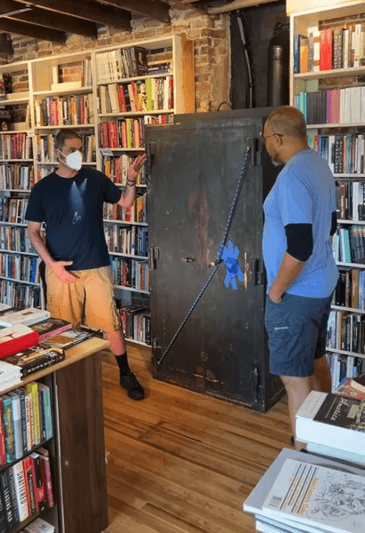 Мужчина взломал сейф, взлом сейфа, тайна сейфа, тайник, сейф в магазине, водитель взломал сейф,