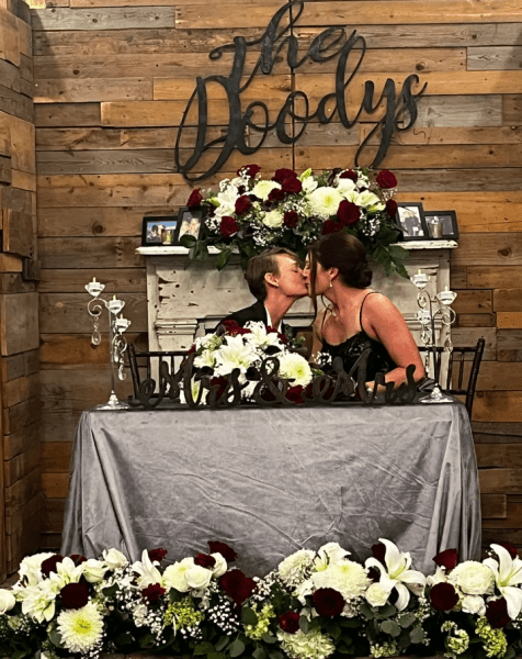 Жінка кинула нареченого і вийшла заміж за подругу Жінка кинула нареченого і вийшла заміж за подругу, закохані подруги, почуття до подруги, дружба переросла в кохання, заміж за подругу