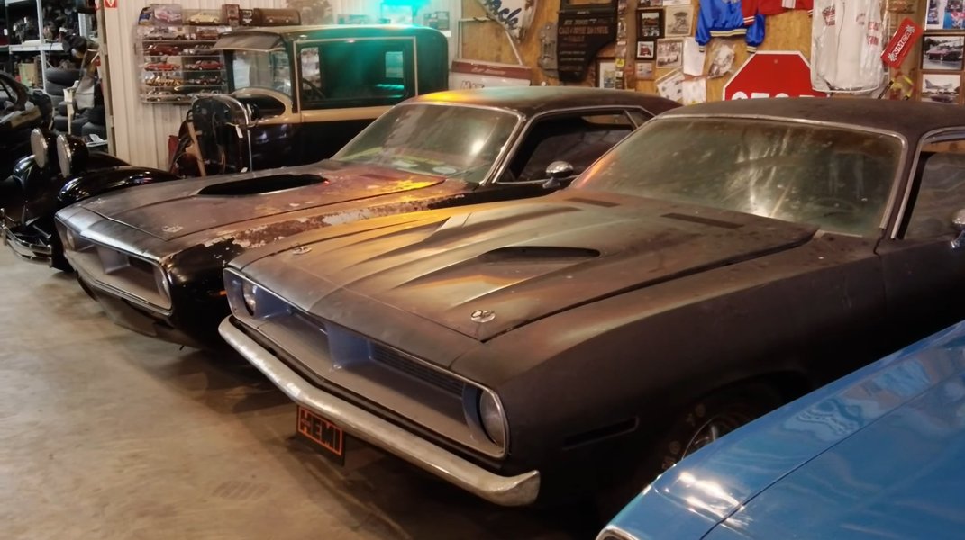 В коллекции есть сразу два Plymouth Barracuda Hemi 1970 года