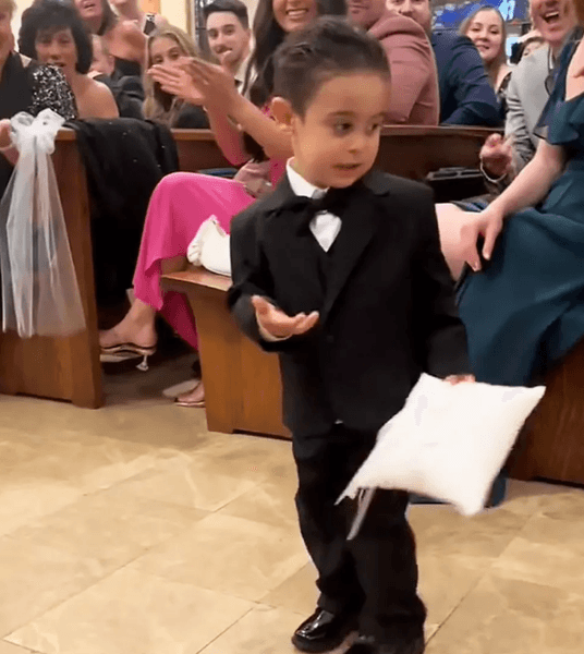 Кумедний момент на весіллі, племінник нареченої, носій обручок, весільний конфуз, дитячі реакції