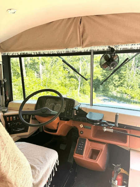 Старый автобус, дом на колесах, уютное жилье, транспортное средство, школьный автобус, ремонт, необычный дом