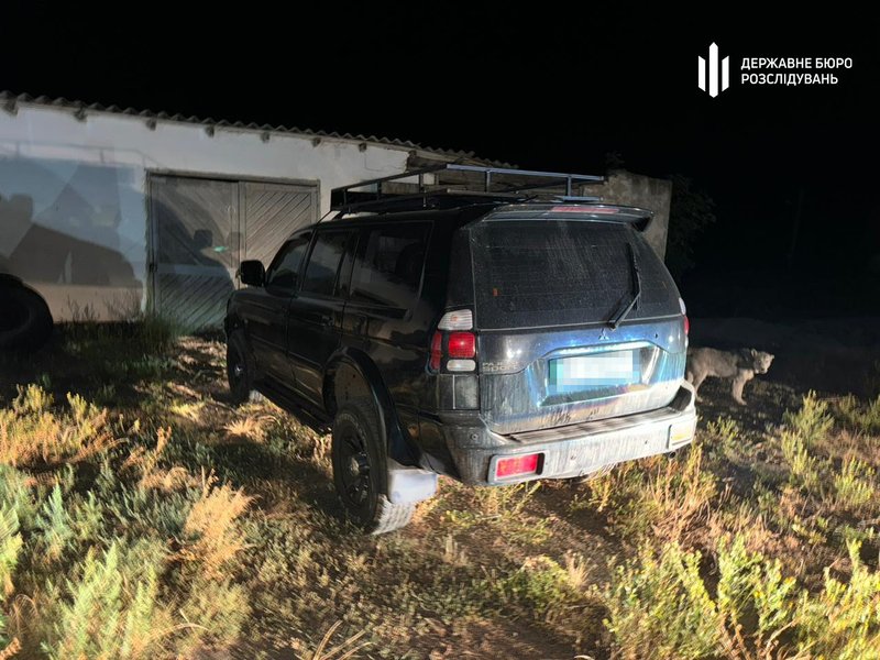 Дмитруку допомогти виїхати за кордон троє осіб