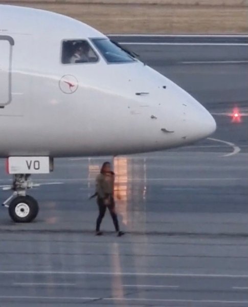 Рейс QantasLink, літак, пасажирка, пропустила свій рейс, жінка бігла за літаком, намагалася наздогнати літак, кричала на пілота