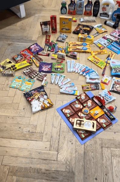 Большое количество еды и товаров, найденных в мусорных контейнерах в Дании