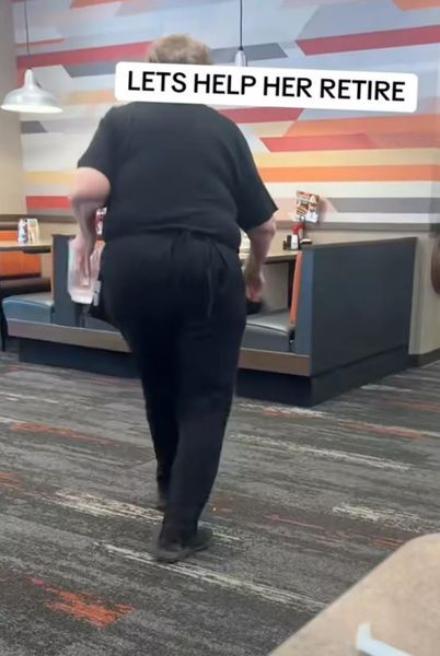 Официантка в 81 год пожаловалась, что не может выйти на пенсию из-за нехватки денег