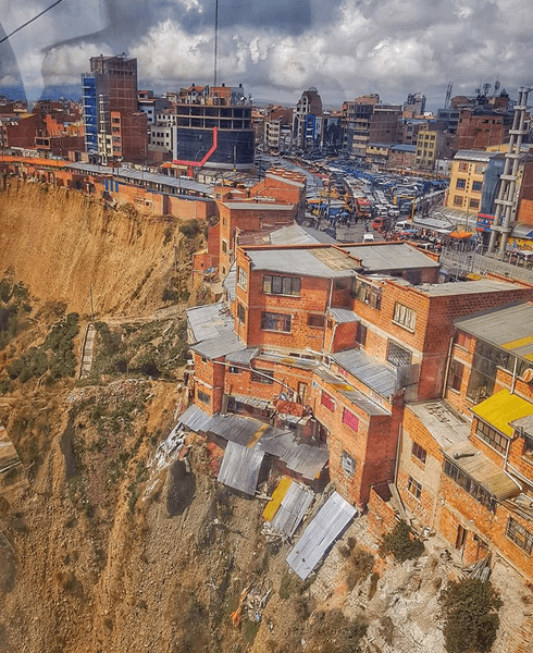 Дома на краю обрыва, Боливия, крутой обрыв, сила разрушения, местные жители не хотят переезжать, участок земли, угроза оползня, сильные дожди