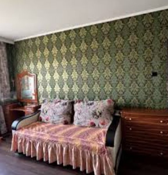 Продажа дома с уродливыми обоями