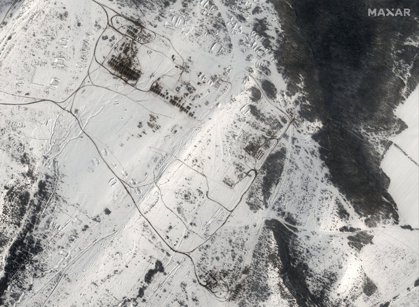 На полігоні "Ангарський" зафіксували військові містечка з технікою