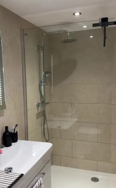 Жінка живе у будинку посеред саду, оселю їй збудували батьки