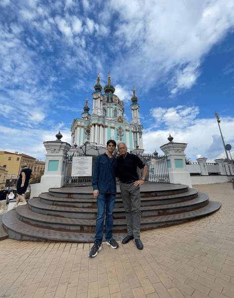 Майкл Дуглас, Андреевская церковь, Киев