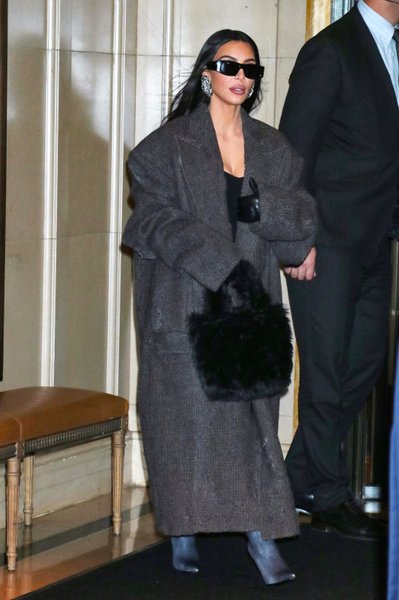 Balenciaga, ким кардашьян, сапоги чулки, пальто, твидовое пальто, пальто оверсайз, тренды сезона осень 2021