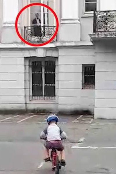 Призрак женщины в окне, фигура из прошлого, призрак старухи, мальчик, ребенок, таинственный силуэт, жуткая история, вирусное видео