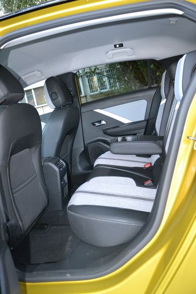 Задні сидіння Opel Astra, новий Opel Astra, Opel Astra, Opel Astra, Opel Astra 2023, Opel Astra L, Opel Astra в Україні