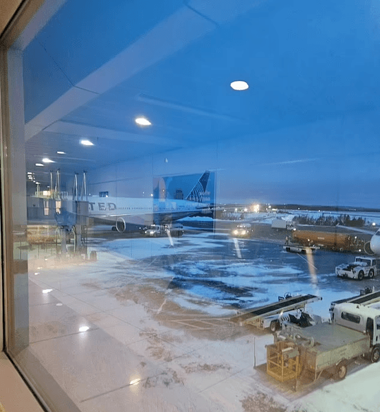 Самолет авиакомпании United Airlines, самолет, застряли на снежном острове, экстренная посадка, изменили маршрут, медики, сотки пассажиров