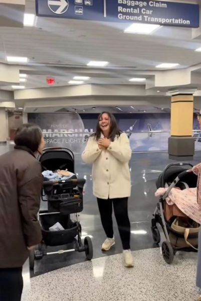 Реакция бабушки на двух внуков, которых дочери привезли ей во время встречи в аэропорту, видео, смешные истории, США