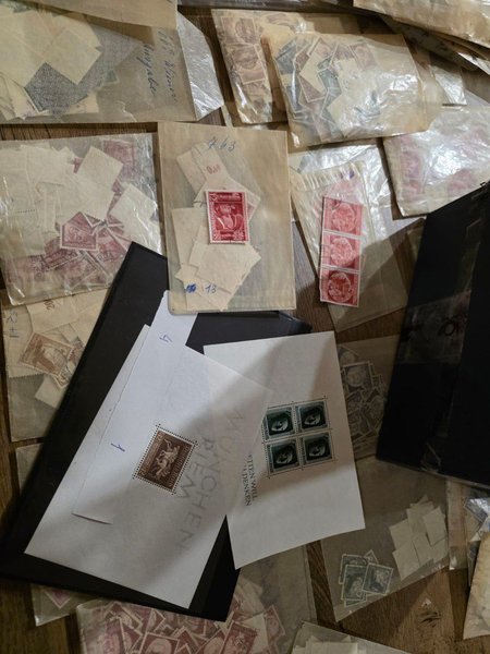 Марки с нацистской символикой Марки с нацистской символикой, которые были обнаружены во время проведения таможенного досмотра