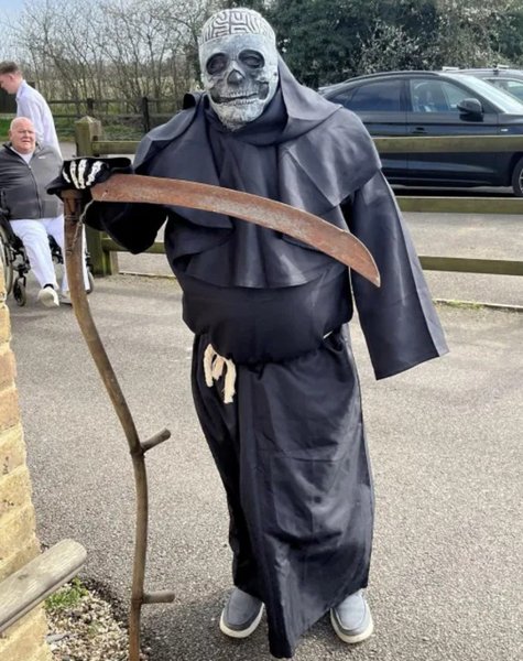 Похороны, костюм смерти, костюм жнеца, сдержал обещание, друзья, смерть с косой, подруга с юмором,