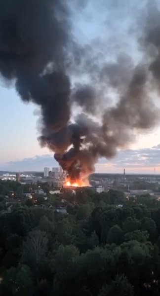 пожежа в Хімках, пожежа під Москвою, дим від пожежі на меблевому складі у Хімках