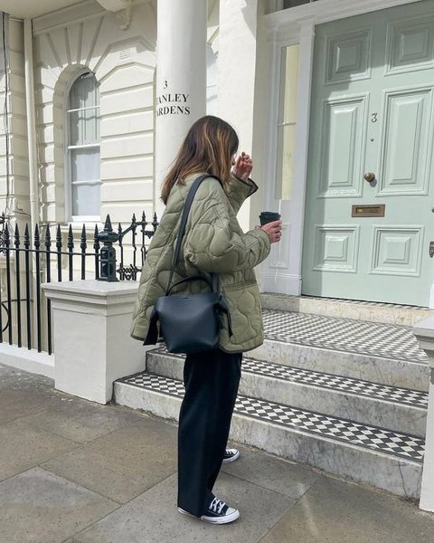 черные брюки, ансамбли, модные тренды осень 2023