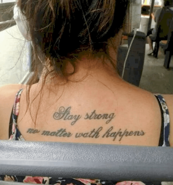 Неудачная татуировка на спине, тату с ошибкой, ошибка татуировщика, тату со смыслом, цитата, рисунок, орфографическая ошибка