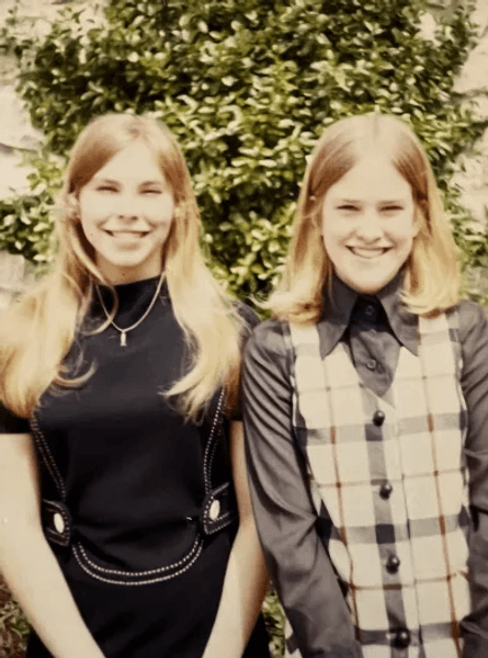 Сестры воссоединились спустя 40 лет, две сестры, сестры, сестры живут вместе, сестры проводят старость вместе, община,