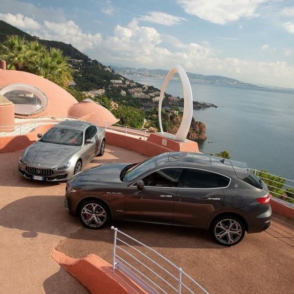 Bubble Palace, Пьер Карден, продажа