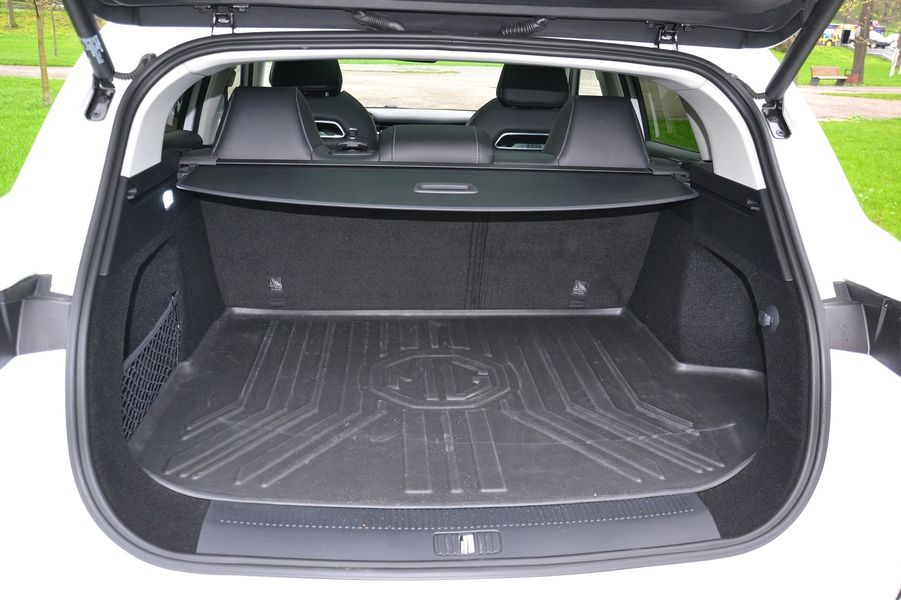 Об'єм багажника становить 357-1396 л.