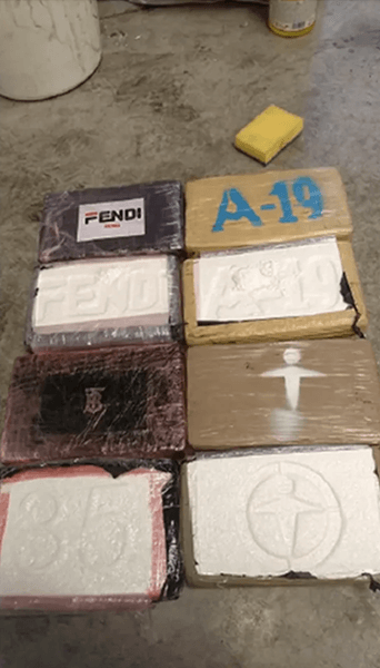 Пакеты с контрабандными наркотиками для продажи