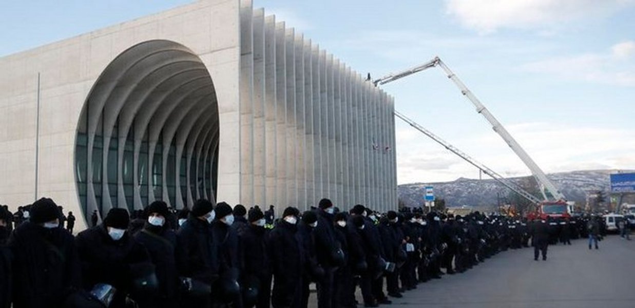 Тбилиси, Грузия, партия Саакашвили, Никанор Мелия, задержание, баррикады