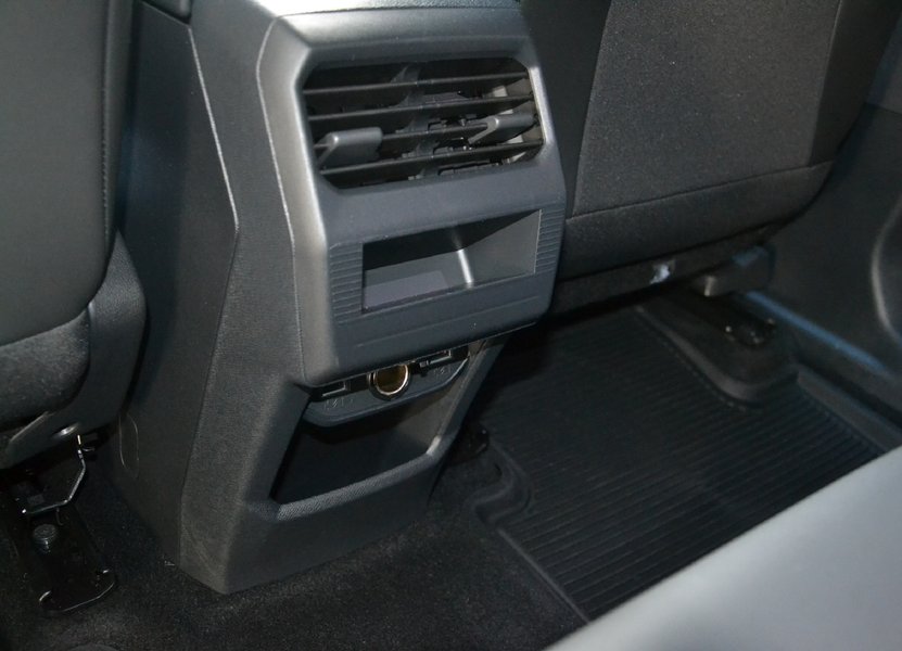 Для задніх пасажирів встановили дефлектори обдуву і USB-порти