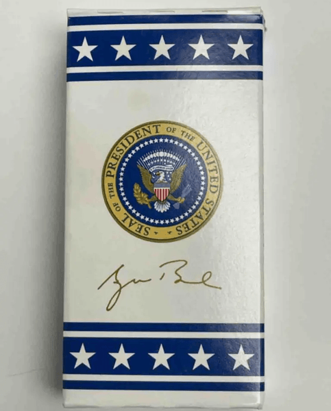 Літак президента США, літак Джо Байдена, Джо Байден, офіс президента в небі, сувеніри з літака, журналісти, традиція президентів