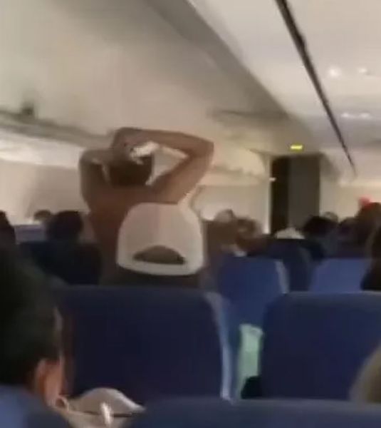 Пассажирка самолета устроила обнаженное шоу в салоне, что произошло, все подробности курьезного инцидента