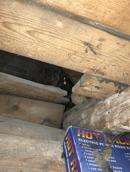 Горище, таємна кімната, потайна кімната, не знав 25 років, незвичайна знахідка, налякав людей, соцмережі, курйози, старі речі