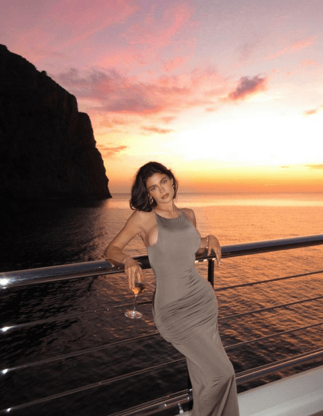 Кайлі Дженнер, море, захід сонця