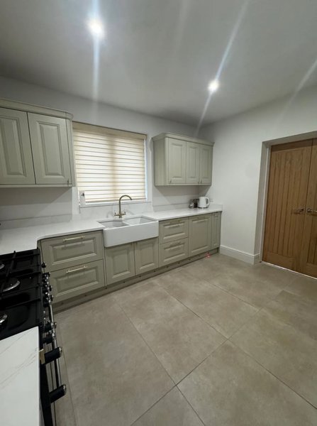 Британське подружжя перетворило занедбаний автосалон на сучасний п"ятикімнатний будинок для сім"ї