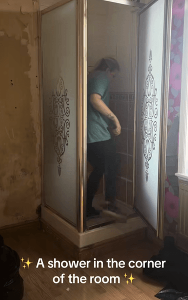 Дверь в тайную комнату, тайна за замком на двери, загадочные находки, находки во время ремонта, жуткие рисунки, ремонт в доме