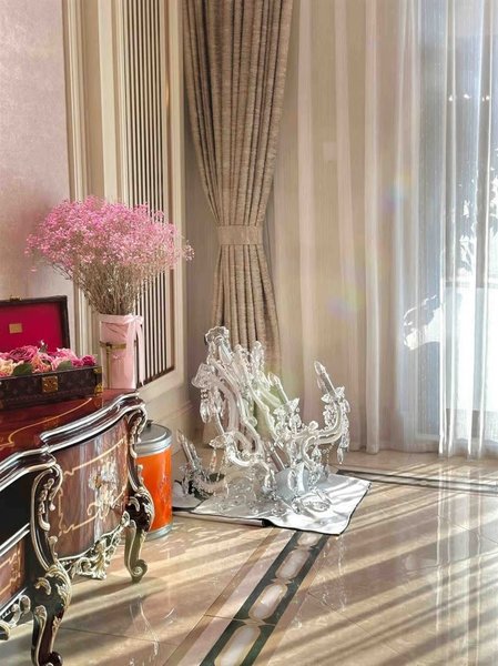 Разбитая люстра лежит на полу дома после детской истерики