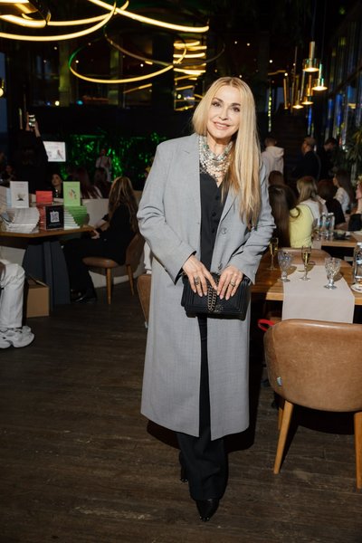 Чтение стихов на берегу Днепра — светская жизнь