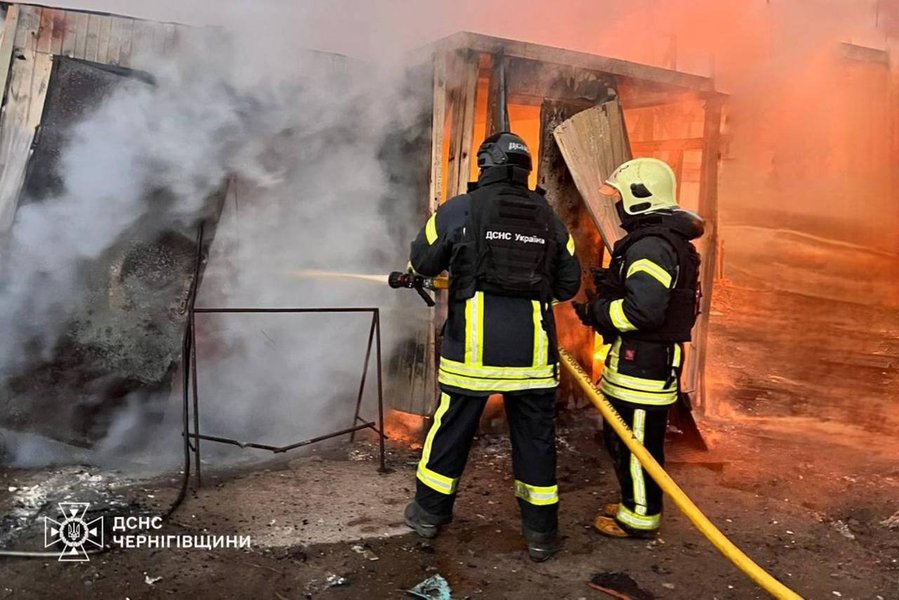 обстріл Чернігова 25 грудня 2025 року Співробітники ДСНС ліквідовують наслідки атаки росіян по Чернігівській області