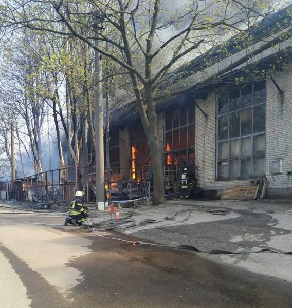 Пожар на складе с красками в столичном районе Дарница