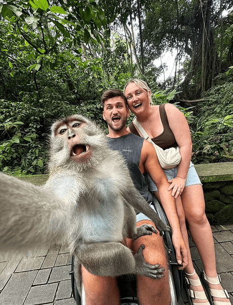 Мавпочка зробила селфі з туристами, тварини, туристи, фото, селфі, священний мавпячий ліс, фото з тваринами, курйози