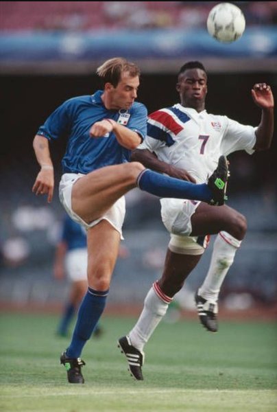 Футболісти збірних Італії та США борються за м'яч у повітрі