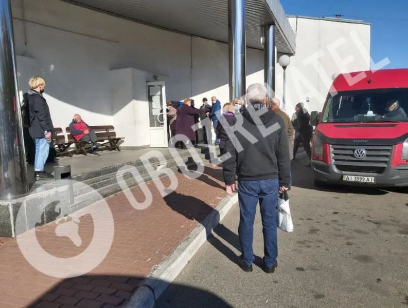 Черга катафалків біля крематорію Києва